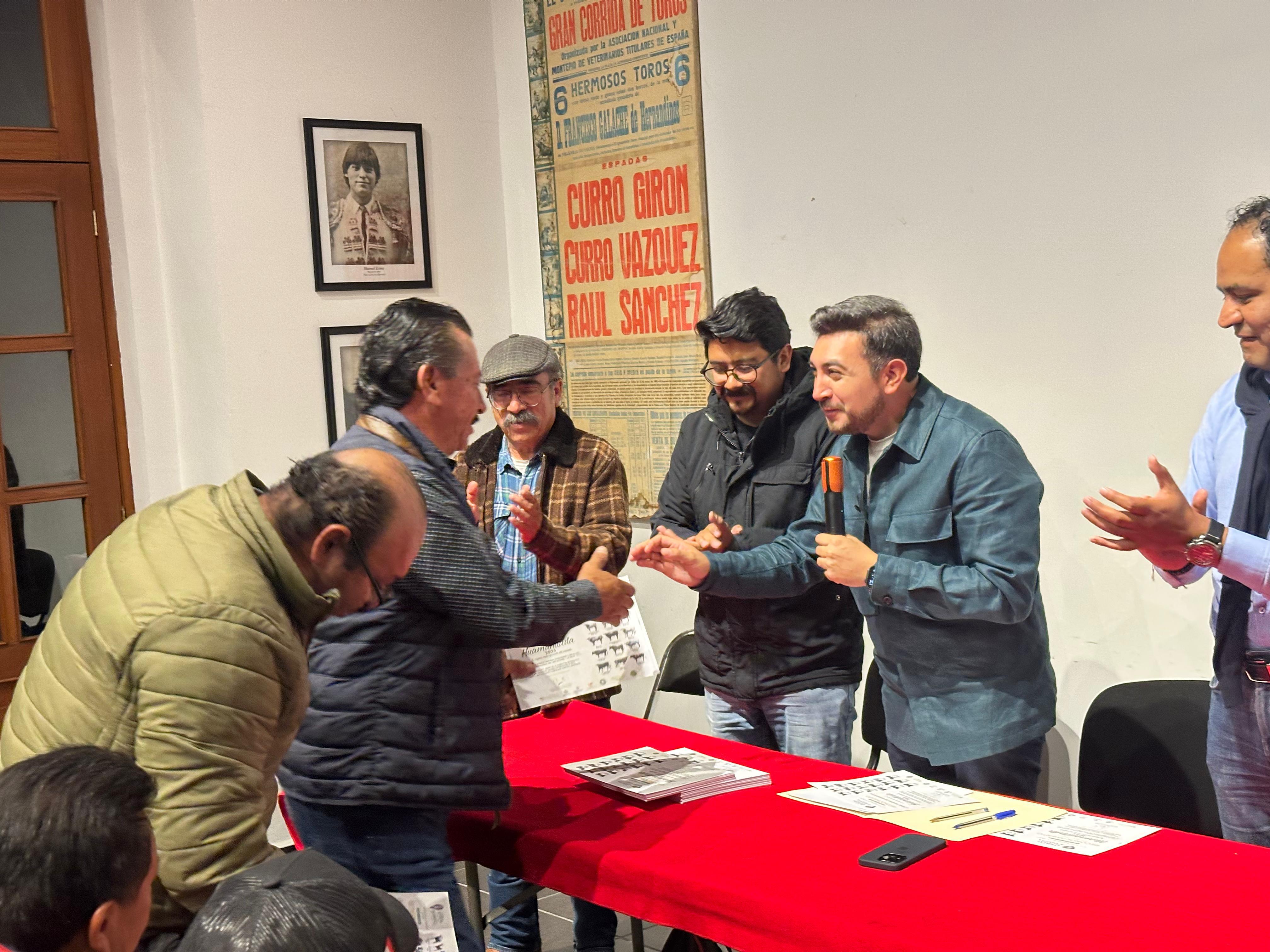 Salvador Santos entrega reconocimientos a voluntarios y organizadores de la Huamantlada